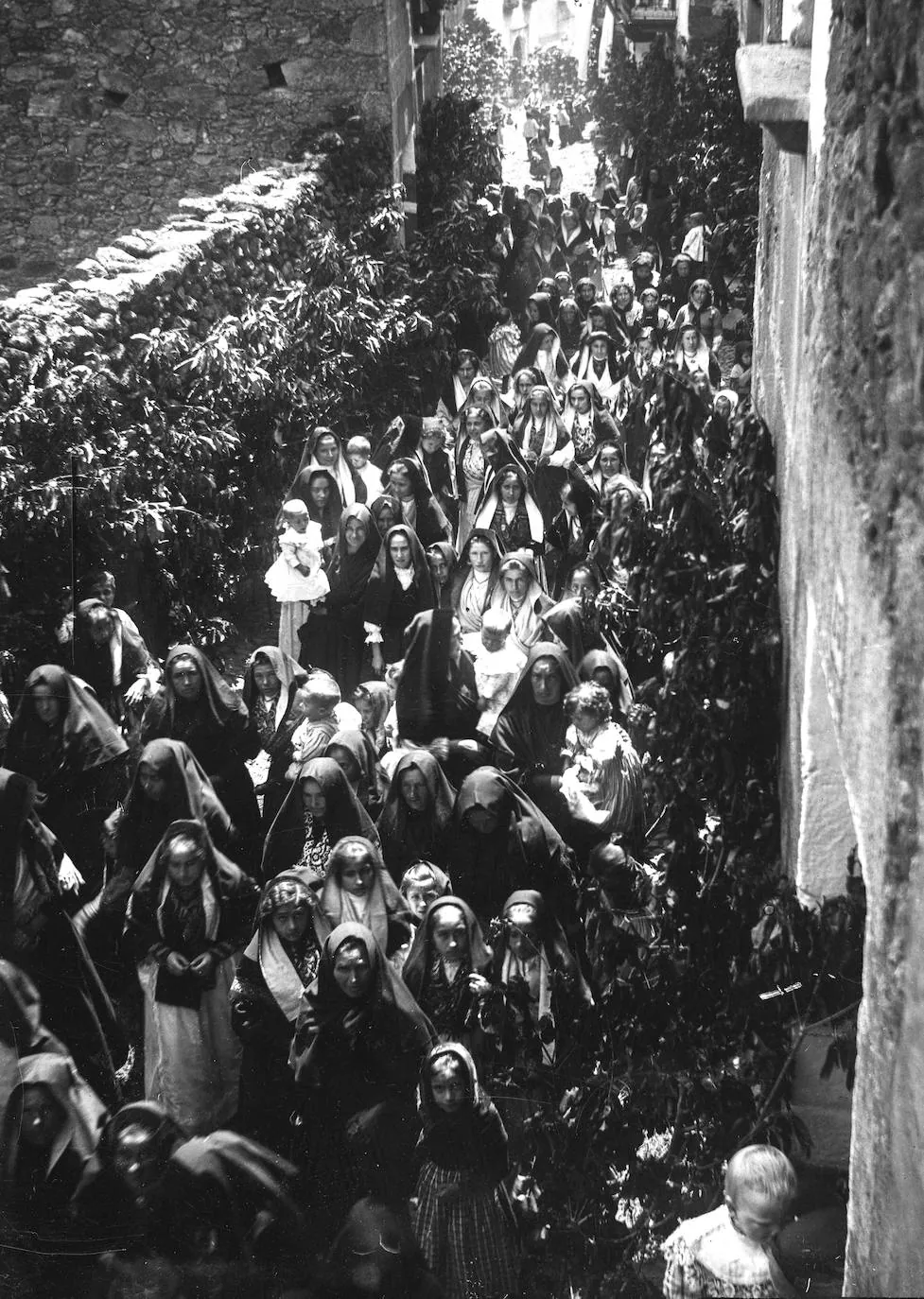 Imagen de la misma procesión, en la que van las mujeres y niños juntos