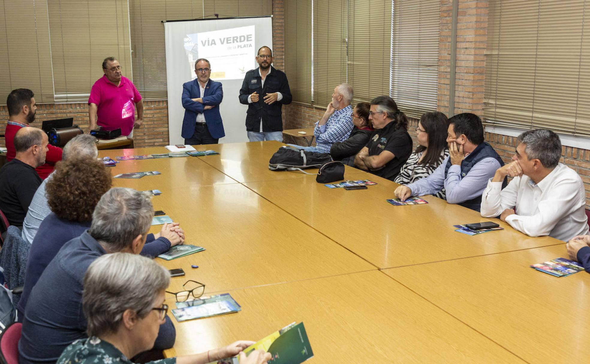 Encuentro sobre la vía verde celebrado en la sede vecinal de San Miguel con Francisco Martín. 