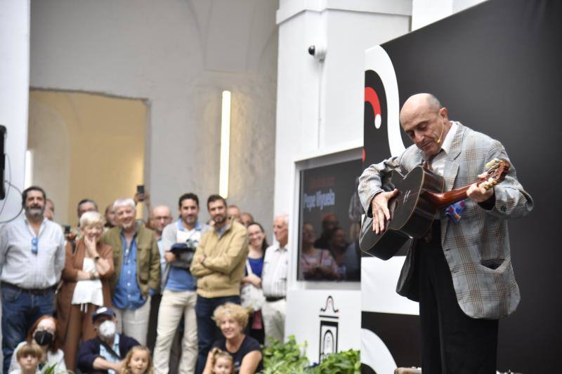 El actor Pepe Viyuela, el mercado gastronómico y el 'Repair Café' atraen a cientos de pacenses. 