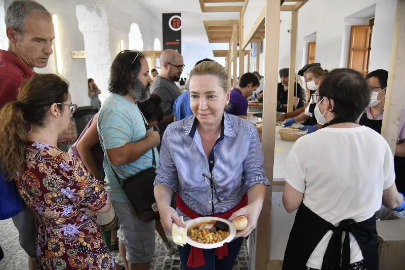 El actor Pepe Viyuela, el mercado gastronómico y el 'Repair Café' atraen a cientos de pacenses. 