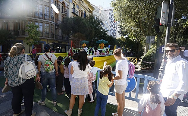 Colas en las atracciones infantiles. La parte baja de Cánovas y San Antón están cortados al tráfico. 
