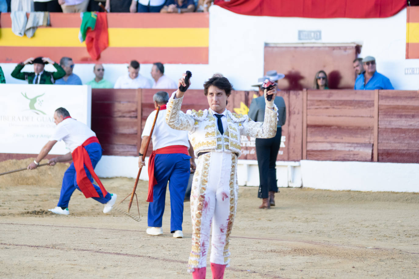 Tarde triunfal, la primera de las dos que componen la Feria taurina de Zafra, donde el público se divirtió con la actuación de los tres toreros y el buen juego en líneas generales de la corrida de Álvaro Núñez. 