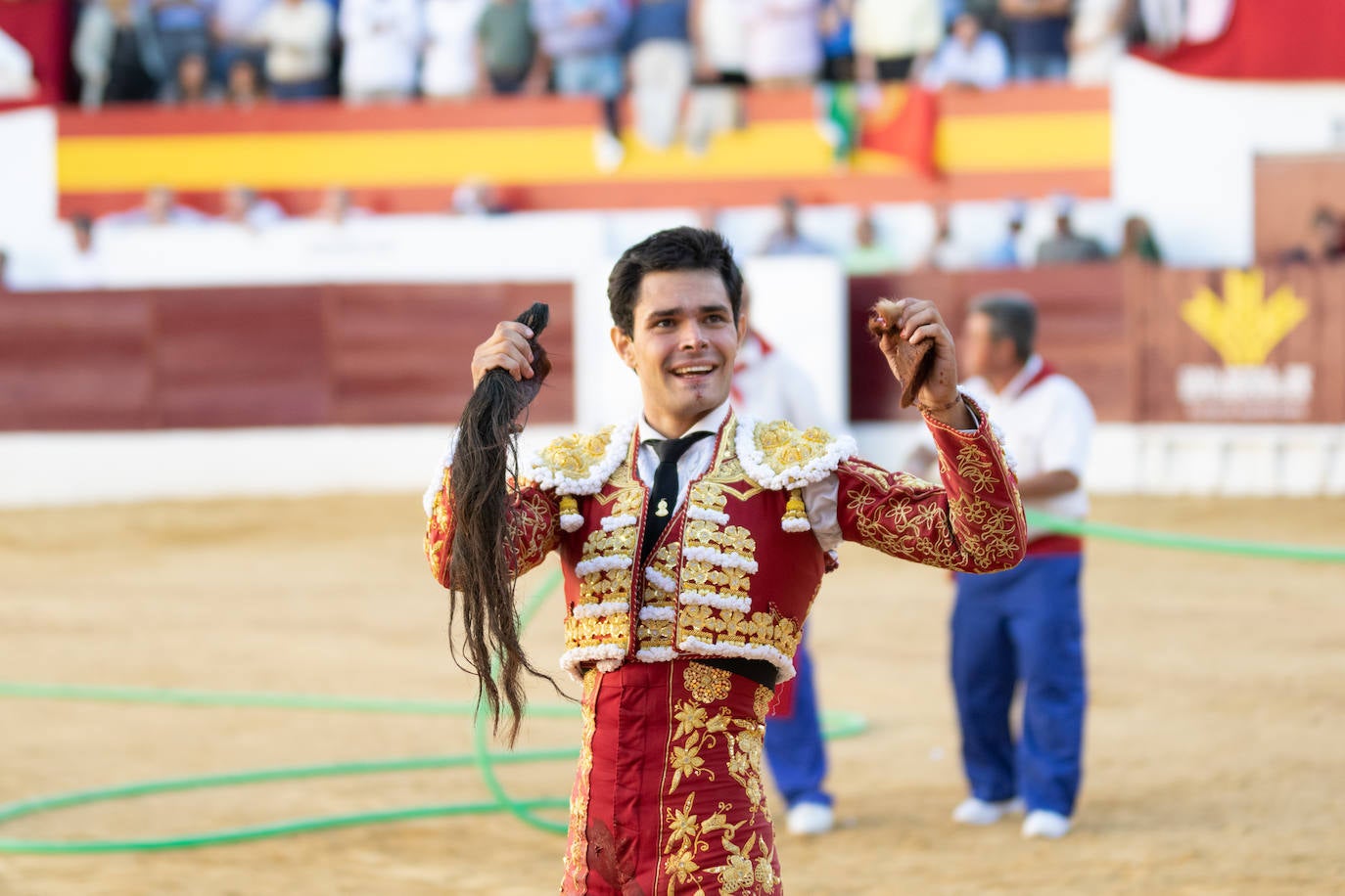 Tarde triunfal, la primera de las dos que componen la Feria taurina de Zafra, donde el público se divirtió con la actuación de los tres toreros y el buen juego en líneas generales de la corrida de Álvaro Núñez. 