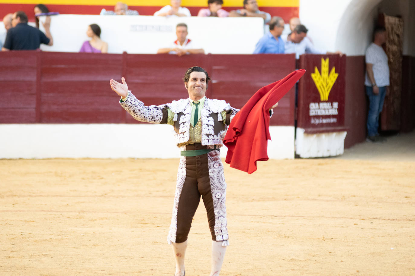 Tarde triunfal, la primera de las dos que componen la Feria taurina de Zafra, donde el público se divirtió con la actuación de los tres toreros y el buen juego en líneas generales de la corrida de Álvaro Núñez. 