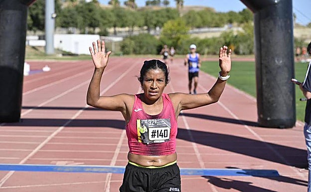 Mercedes Viracocha entra la primera en la línea de meta. 