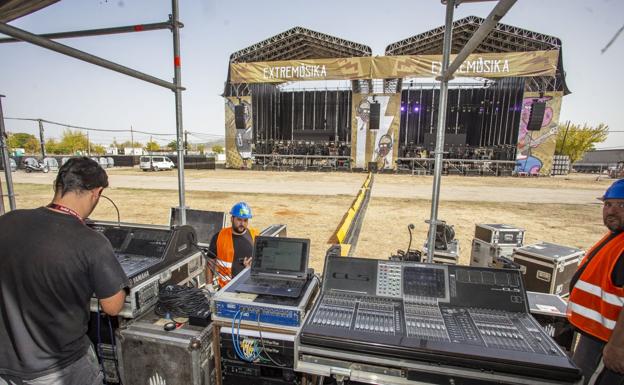 Instalación de los escenarios de Extremúsika.