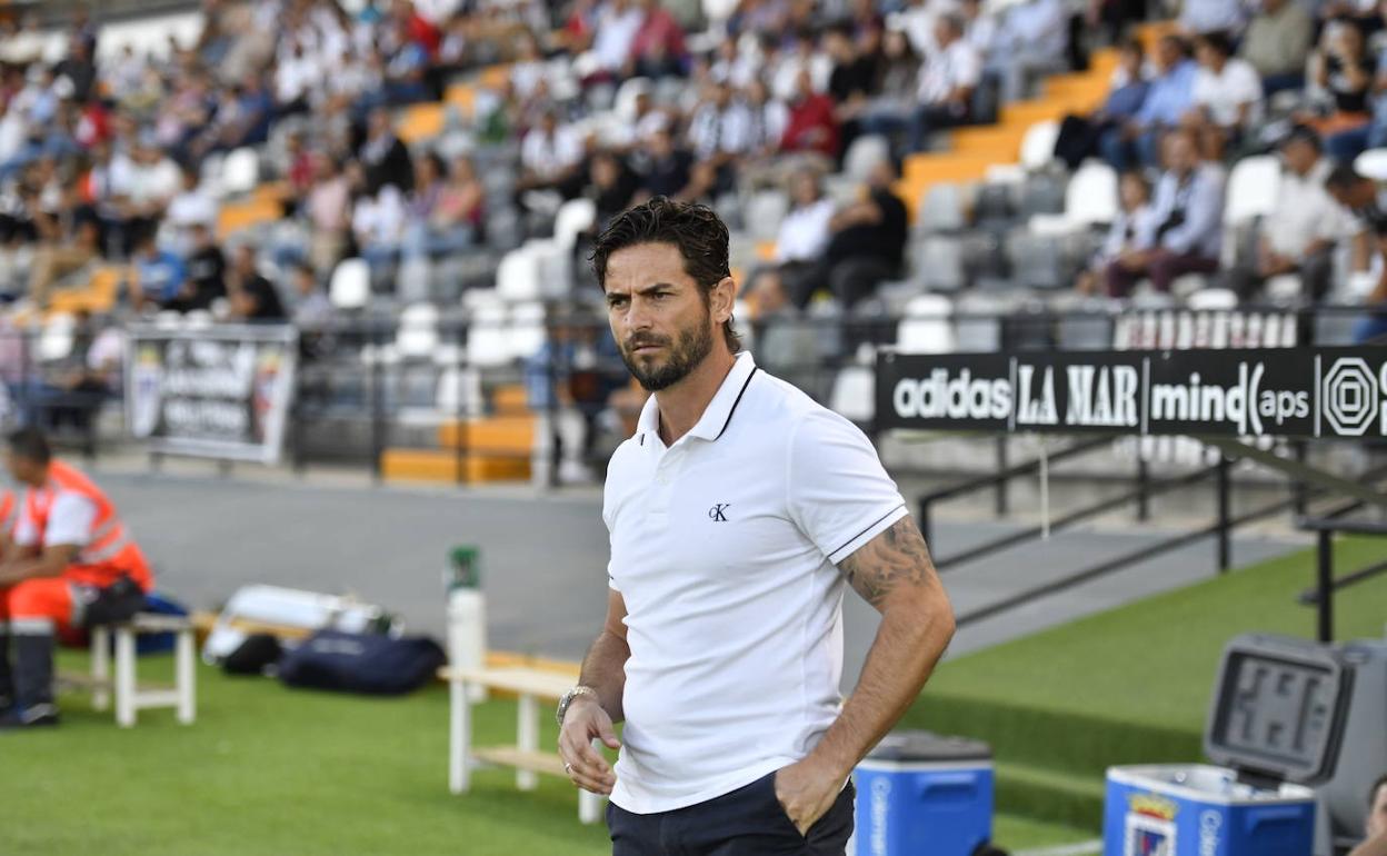 Isaac Jové, en el duelo ante el Racing de Ferrol, que supuso su destitución como técnico del Badajoz. 