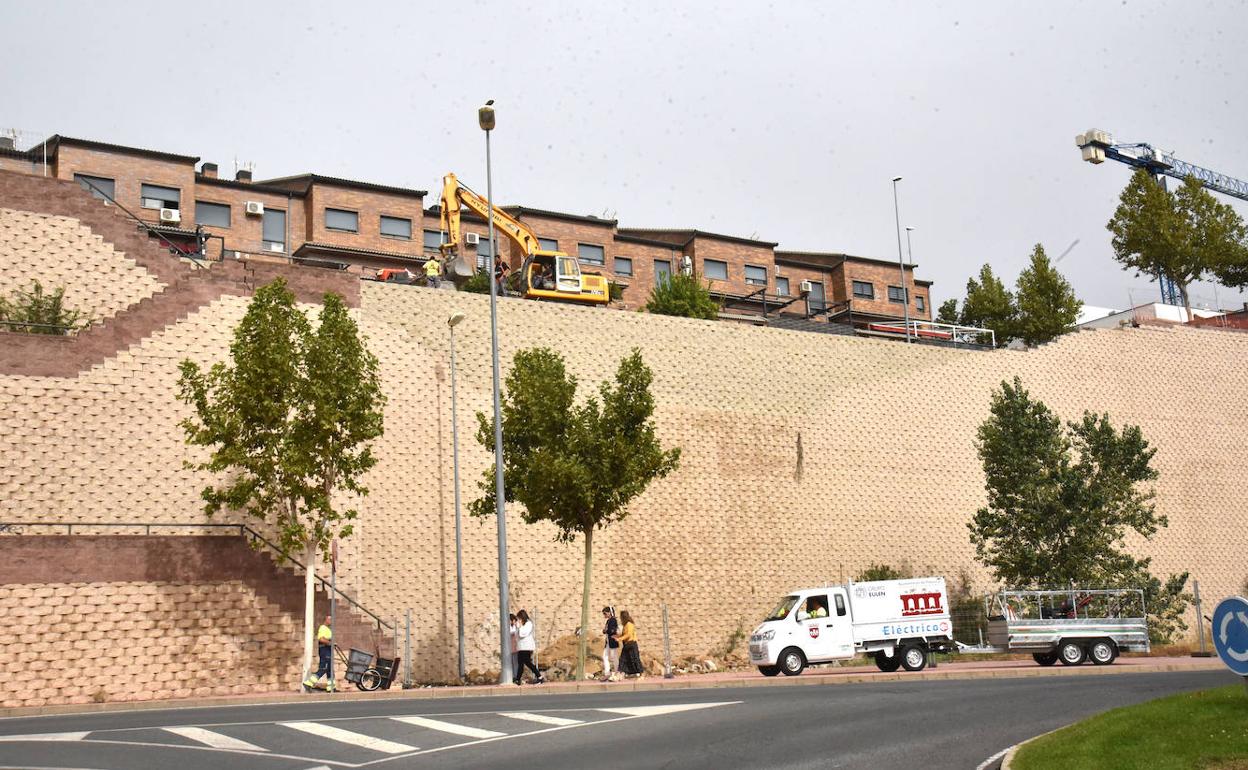El muro frente a los juzgados de Plasencia recupera la imagen que tenía ...