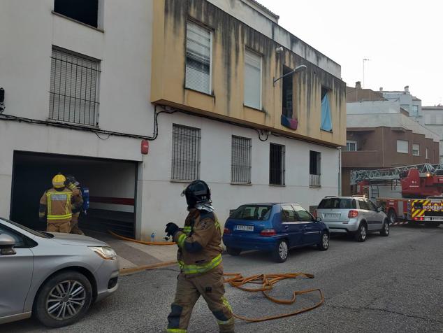 Bomberos en el exterior del edificio afectado por las llamas.