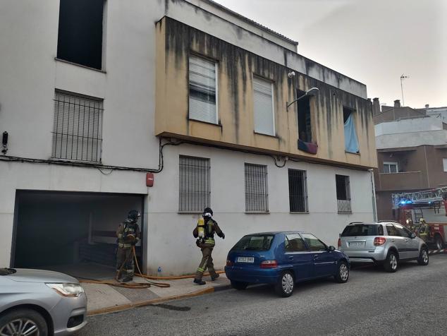 Bomberos en el exterior del edificio afectado por las llamas.