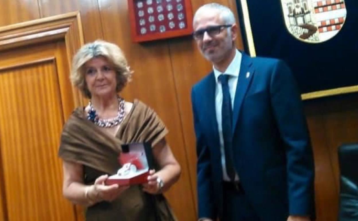 Ángela Ramírez Calero, el día que fue pregonera de Herrera del Duque, junto al alcalde de la localidad. 