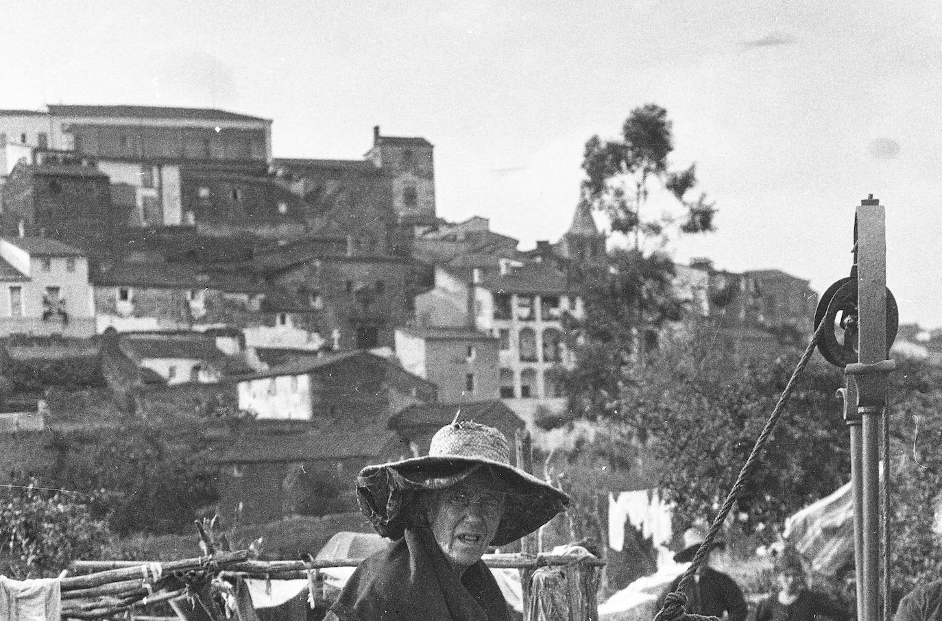 Imagen de la ciudad de Cáceres en 1913, que forma parte de la fotografía del pozo en la Ribera del Marco. Se ve la torre de la iglesia de Santiago, la ermita del Vaquero y una torre convertida en vivienda.