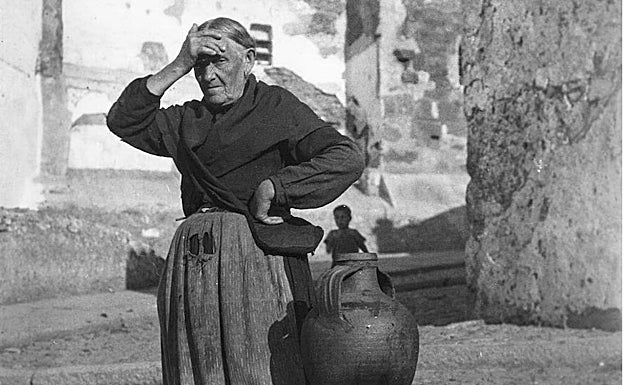 Aguadora mayor descansando tras subir la cuesta de Fuente Concejo. 