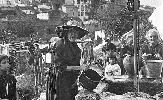Mujeres y niñas en un pozo en la Ribera del Marco, en Cáceres. 