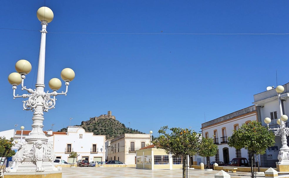 El Terrero en primer plano y castillo de Alconchel al fondo, donde se refugió uno de los asesinos. 