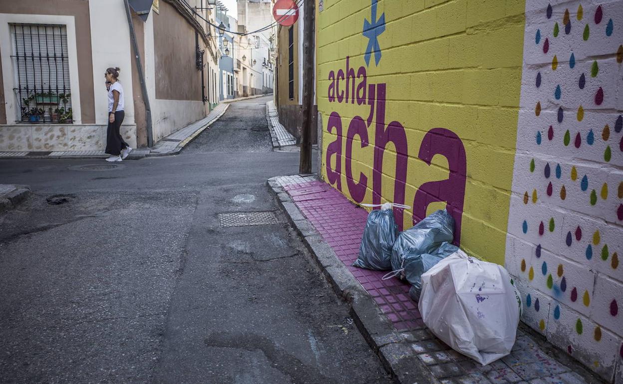 Basura abandonada por la mañana en la calle Afligidos del Casco Antiguo.