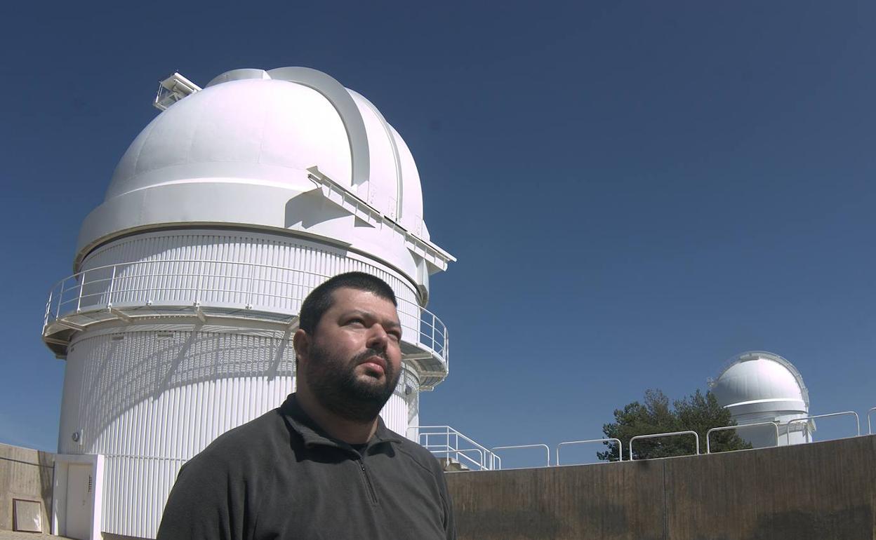 El astrofísico José María Madiedo en el observatorio de Calar Alto (Almería) a su espalda, uno de los 17 que controla en la península ibérica
