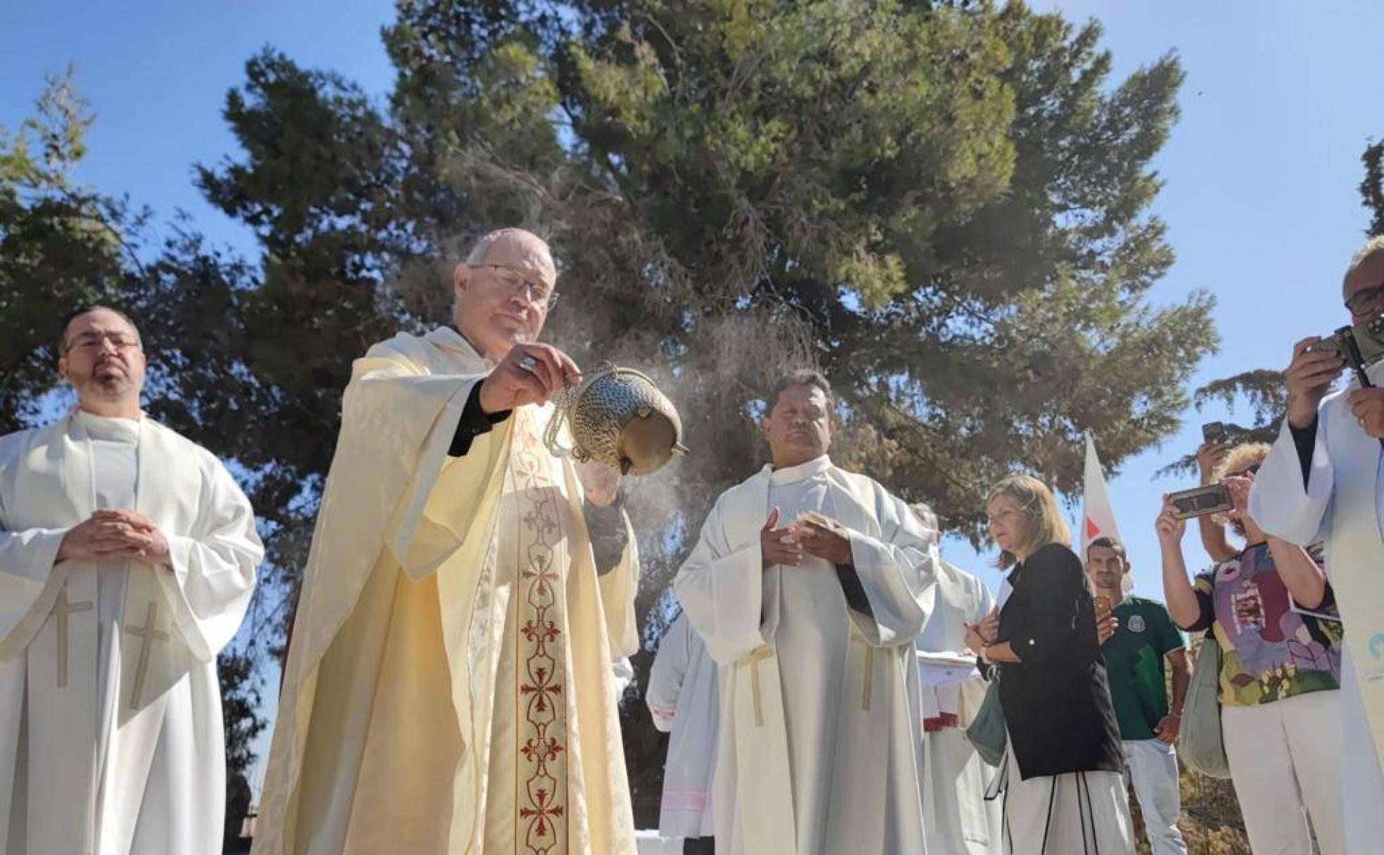 Francisco Cerro bendice la primera piedra de la futura capilla en Tierra Santa.