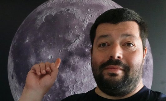 José María Madiedo es astrónomo y astrofísico y colabora con la Agencia Espacial Europea. 