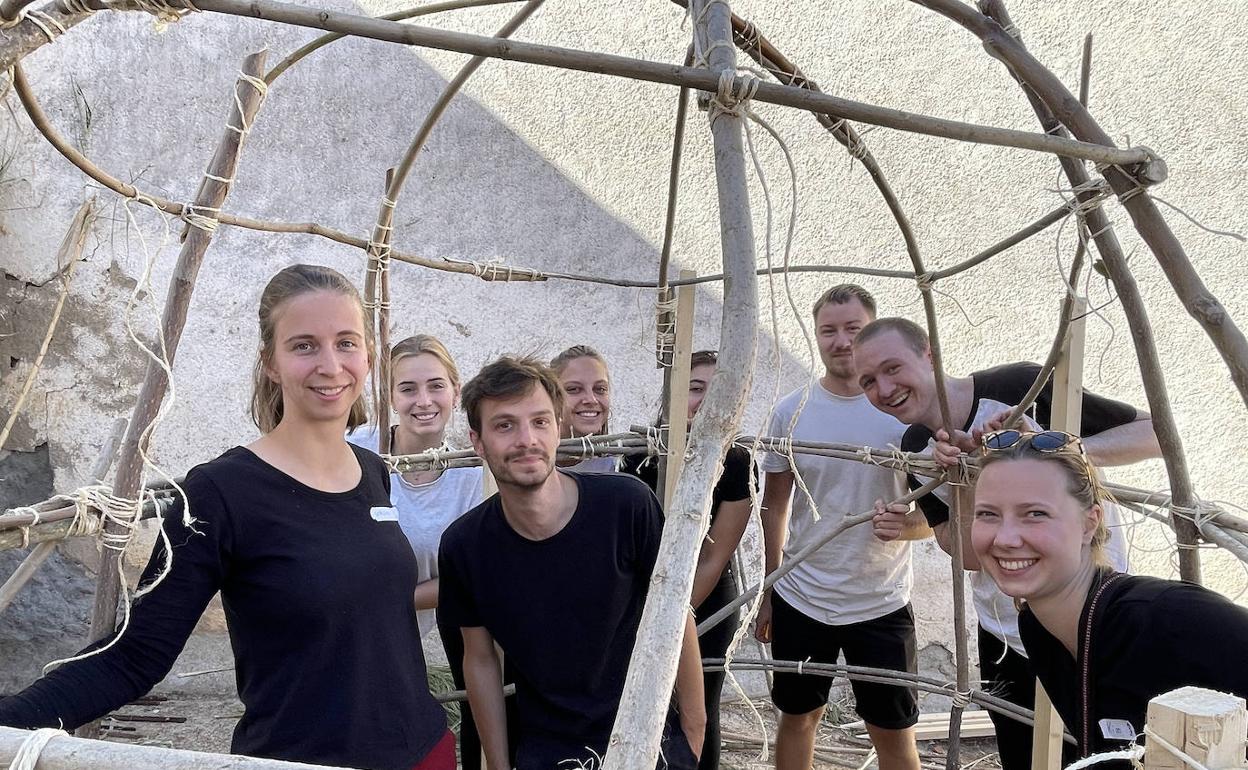 Los alumnos alemanes en el interior de uno de los dos chozos que han construido