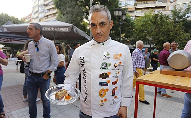 El ganador del concurso, Lorenzo del Pino, del restaurante Hermanos Méndez, con la tapa vencedora. 