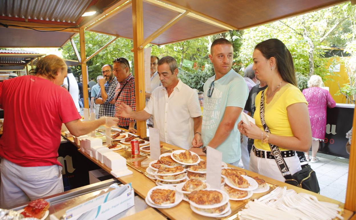 Público participante en la feria gastronómica Extregusta en el Paseo de Cánovas. 
