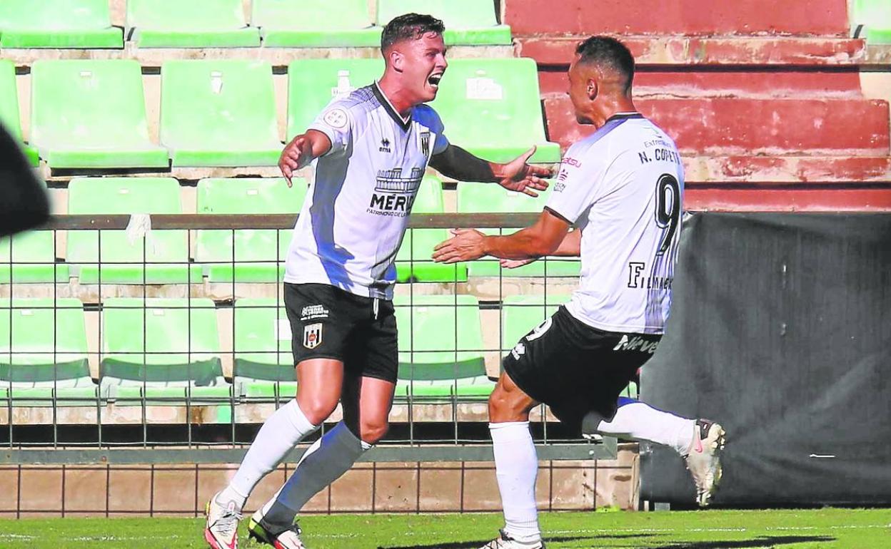 Sandoval celebra su gol ante el Pontevedra con Nando Copete. 