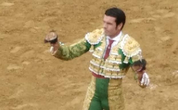 Emilio de Justo muestra los dos apéndices del primero de su lote.