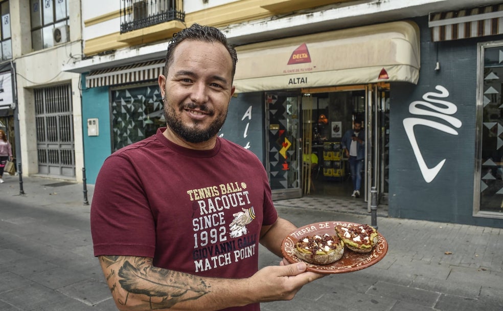 Jesús Vélez con la tostada de Altai, ganadora del premio popular. 