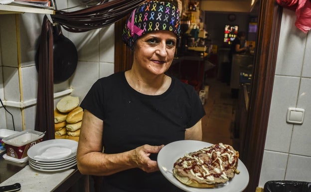 Toni Ribero con la tostada ganadora del jurado de la prensa.