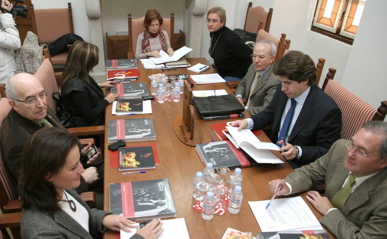 Reunión del Consorcio en 2010, con el secretario a la derecha. 