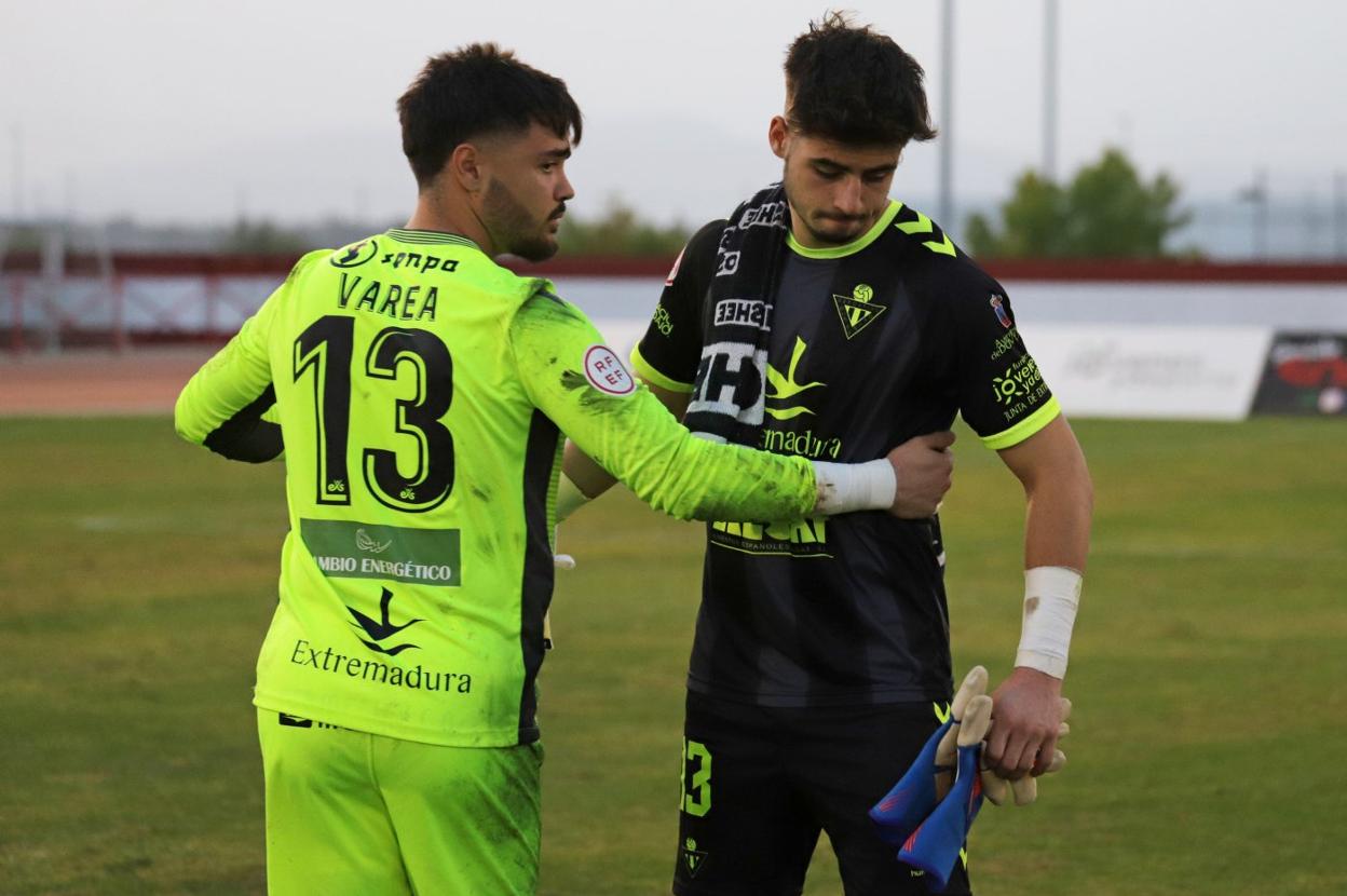 Varea trata de animar a Dani Simón tras el derbi regional del domingo. 