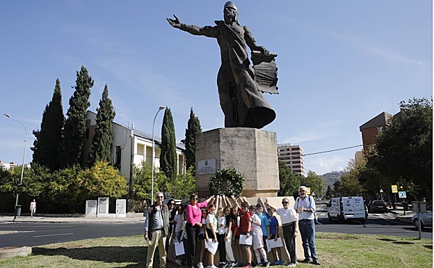 El Colegio Moctezuma colocó este martes una corona de laurel en la estatua. 