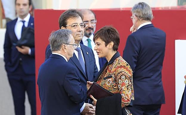 El presidente de la Junta de Extremadura, Guillermo Fernández Vara conversa con la portavoz del Gobierno y ministra de Política Territorial, Isabel Rodríguez, este miércoles, en Madrid.