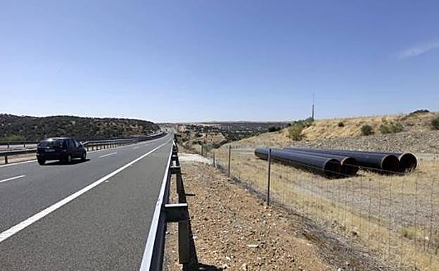 Tubos del fallido trasvase de Portaje abandonados durante años junto a la autovía