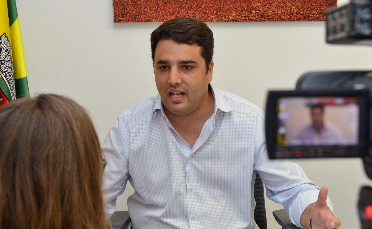 Berna Píriz cuando era alcalde de Olivenza tras arrebatar en 2011 una alcadía simbólica al PSOE