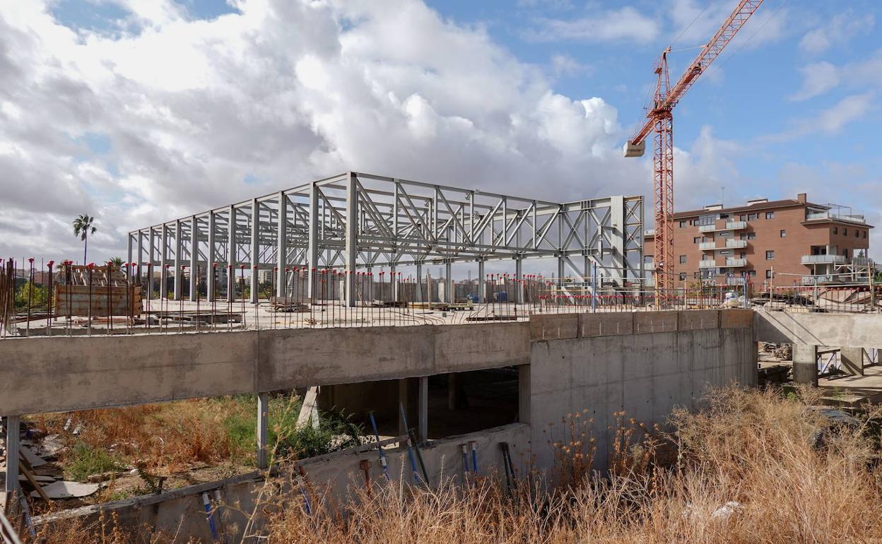 Obras de la piscina de la margen derecha, paradas. 