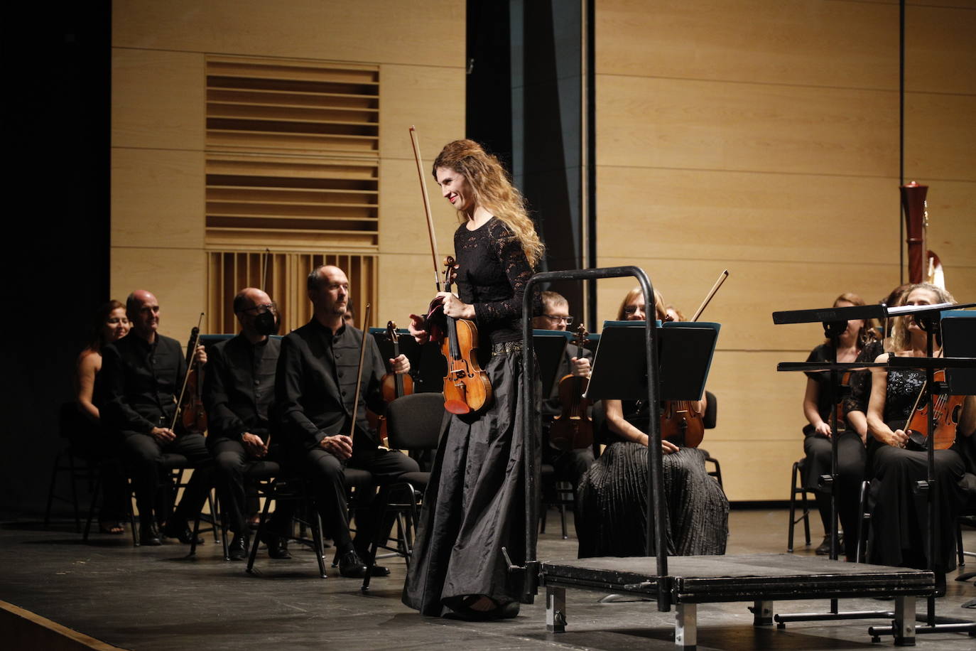 Sara Ferrández, a la viola, en el concierto de la Orquesta de Extremadura
