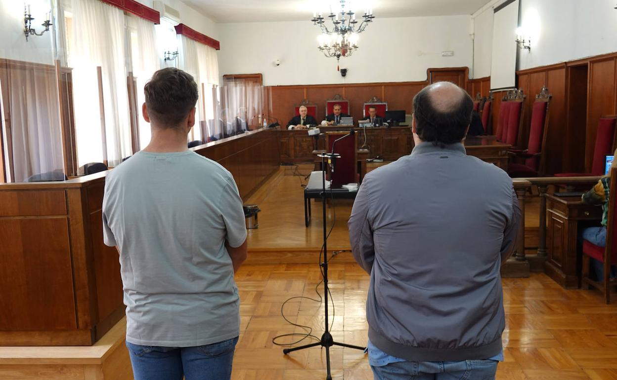Raúl y Emilio José durante el juicio celebrado en la Audiencia de Badajoz.