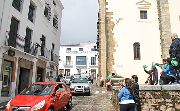 Coches circulando por las calles de Jerez, con ciudadanos aplaudiéndolos, contra el proyecto de una planta de residuos en la Dehesa Boyal. 
