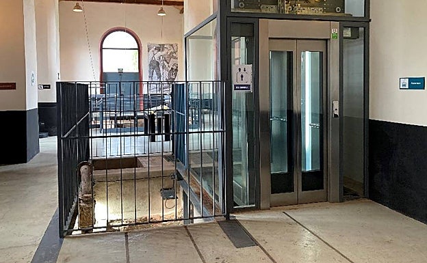 Imagen principal - Barandilla que salva el perímetro de la boca de la mina, en la imagen superior. Abajo a la izquierda, humedades que afectan a la zona de enchufes y a la derecha un servicio averiado, en imágenes del propio proyecto. 