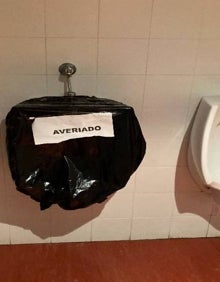 Imagen secundaria 2 - Barandilla que salva el perímetro de la boca de la mina, en la imagen superior. Abajo a la izquierda, humedades que afectan a la zona de enchufes y a la derecha un servicio averiado, en imágenes del propio proyecto. 