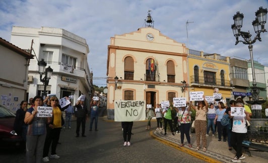 Concentración de ciudadanos el pasado martes en la plaza de España de Salvatierra. 