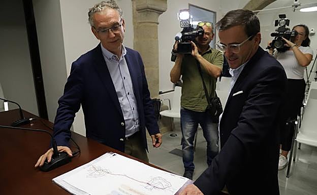 Quintana y Gallardo miran el plano del servicio de autobús.