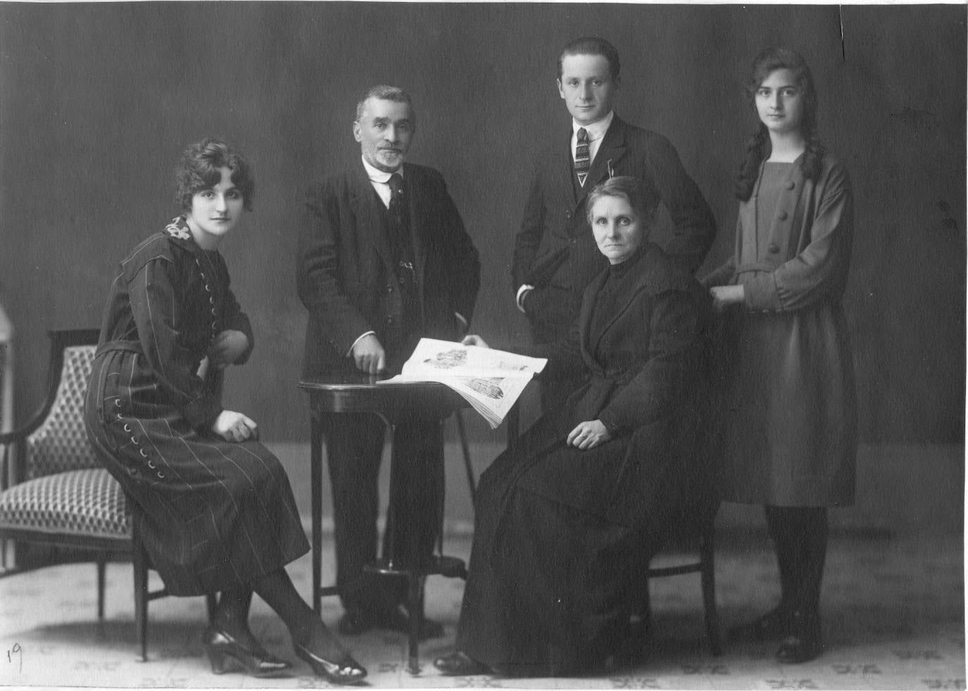 José Alfaro en Navarra con su padre Agapito Alfaro, su madre Dionisia Cillero y sus dos hermanas.