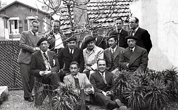 Alfaro, a la izquierda, con otros refugiados en Biarritz. 