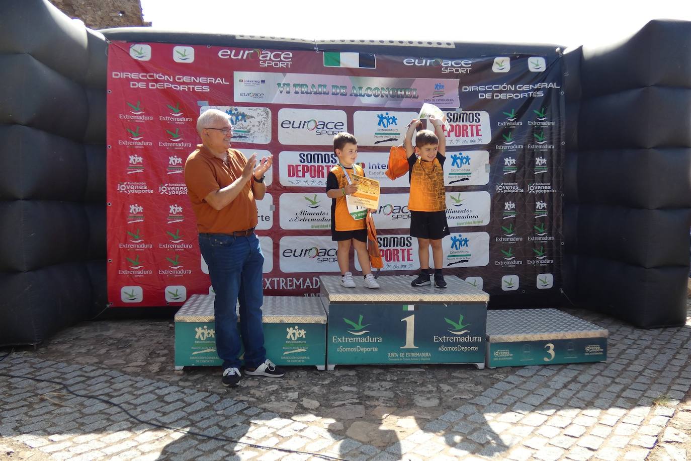 Más de un centenar de corredores participaron en las dos modalidades del trail que llevó de El Terrero a el castillo de Miraflores. 