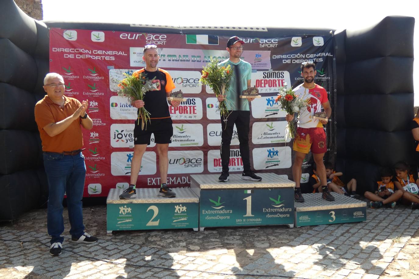 Más de un centenar de corredores participaron en las dos modalidades del trail que llevó de El Terrero a el castillo de Miraflores. 