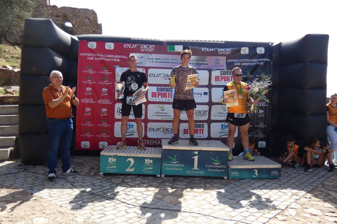 Más de un centenar de corredores participaron en las dos modalidades del trail que llevó de El Terrero a el castillo de Miraflores. 