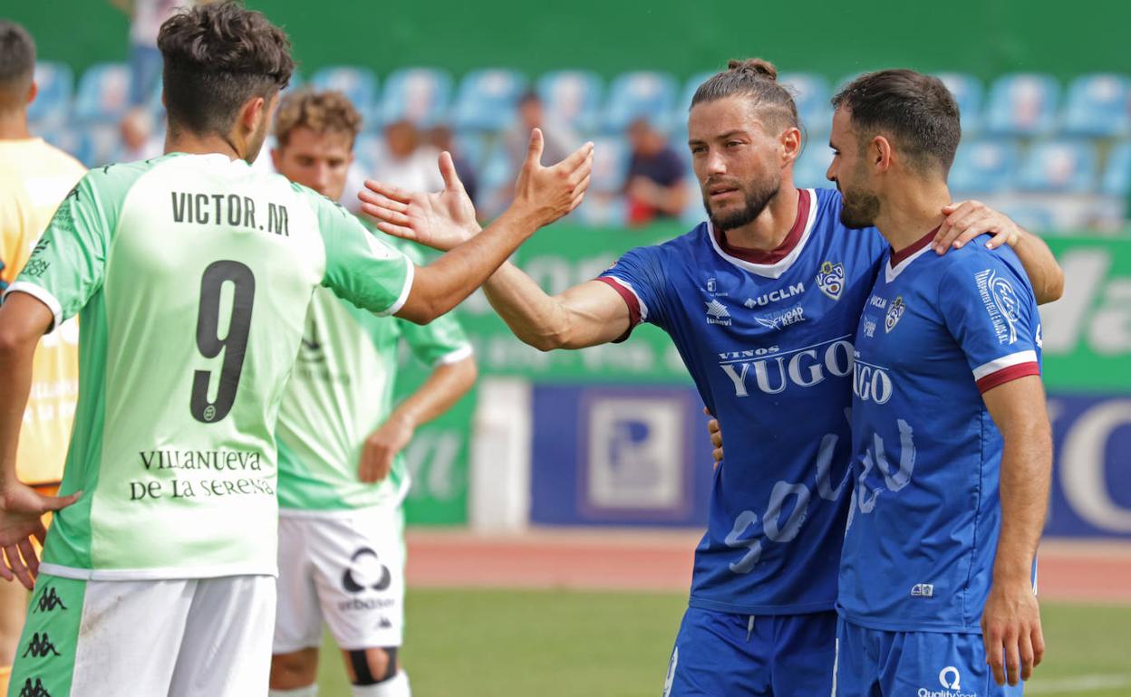 El goleador David Agudo saluda deportivamente a Runy al término del partido. 